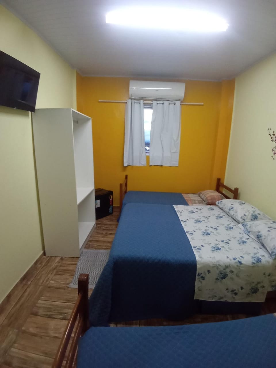 Bed, TV and multimedia, Photo of the whole room, Bedroom, wardrobe