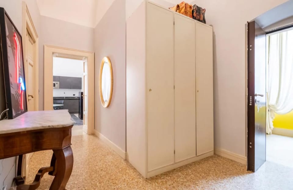Facade/entrance, wardrobe
