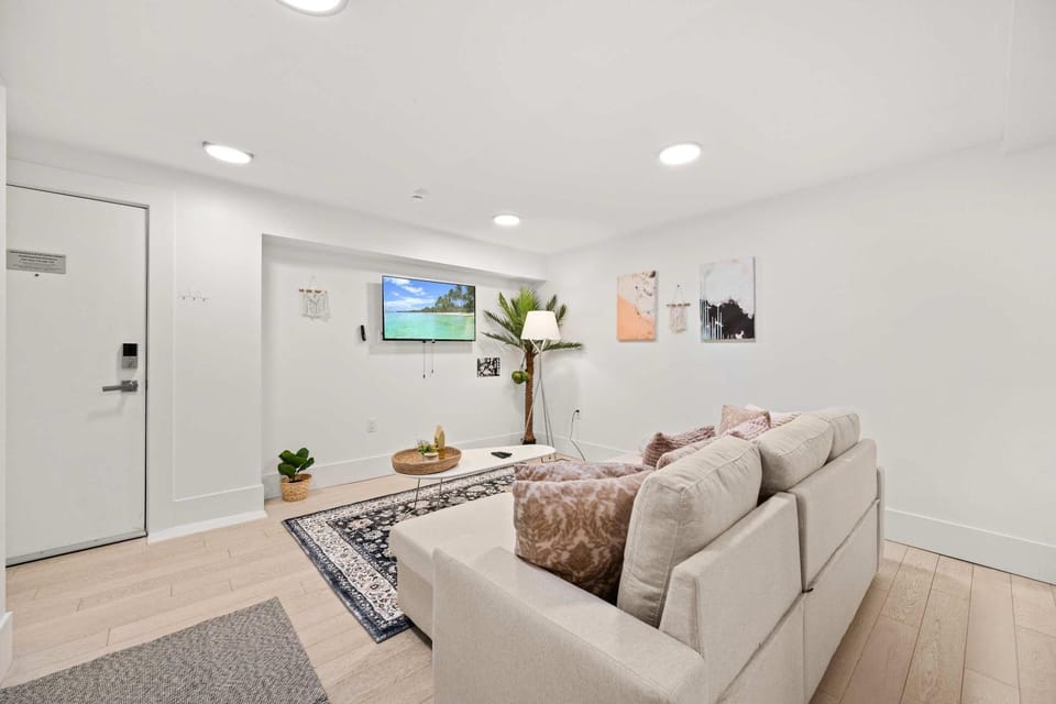 West End Downtown Walk to Beach & Shops Apartment in Vancouver