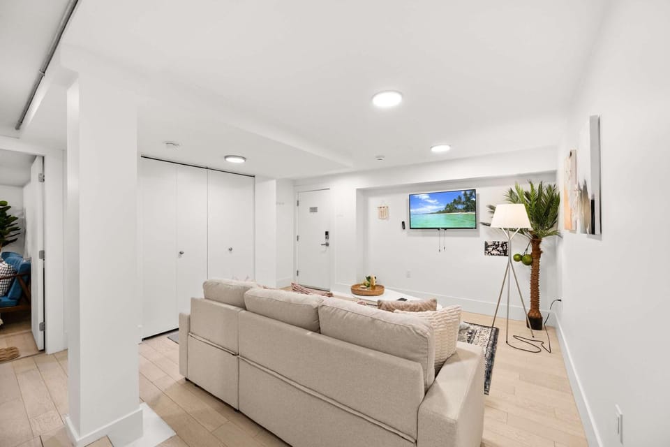 West End Downtown Walk to Beach & Shops Apartment in Vancouver