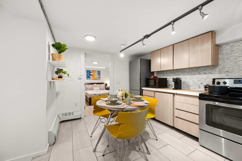 West End Downtown Walk to Beach & Shops Apartment in Vancouver