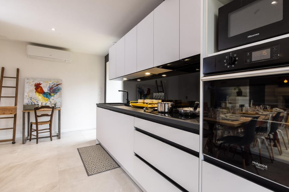 Coffee/tea facilities, dishwasher, oven, stove, toaster, kitchen