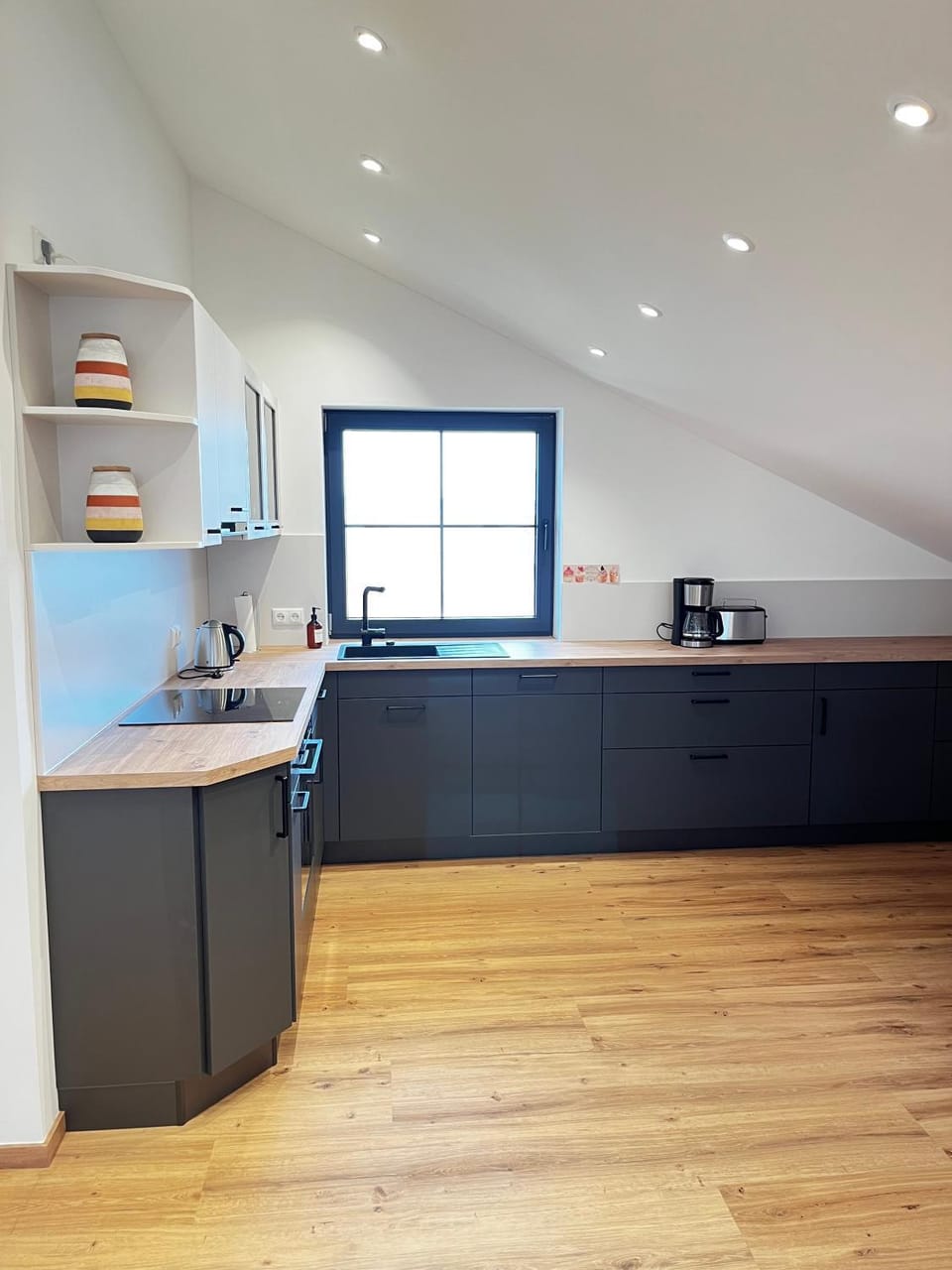 Coffee/tea facilities, Kitchen or kitchenette, oven, stove, toaster