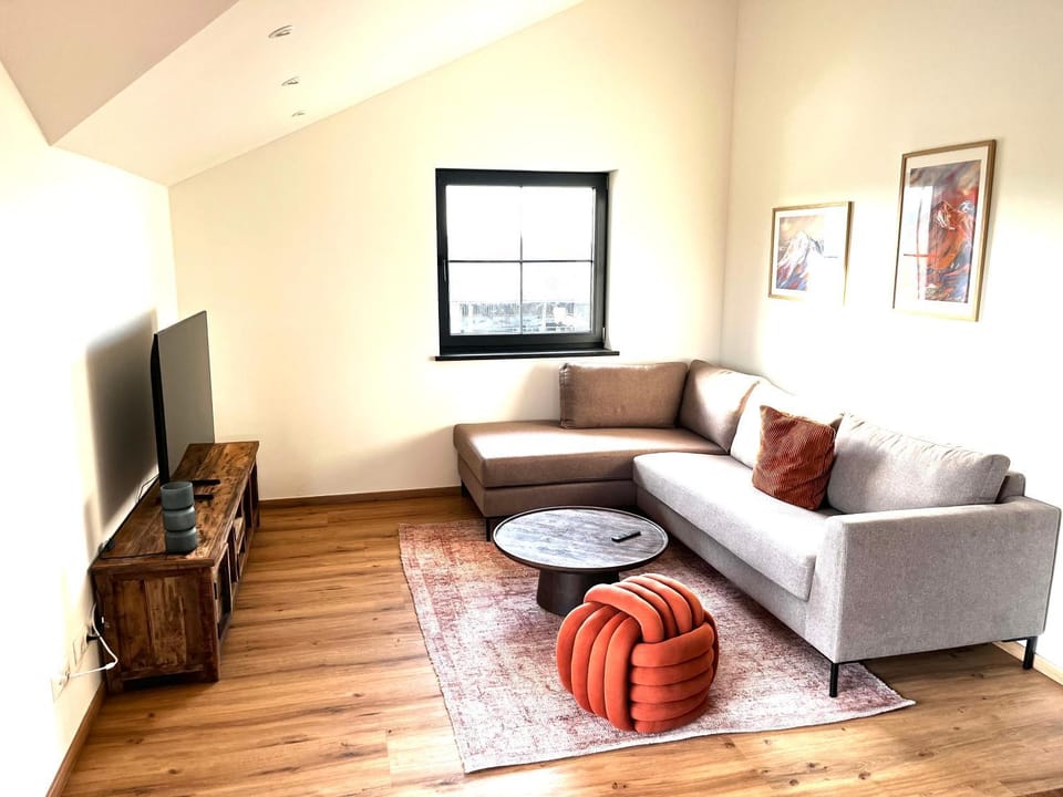 Communal lounge/ TV room, TV and multimedia, Living room, Seating area, Evening entertainment