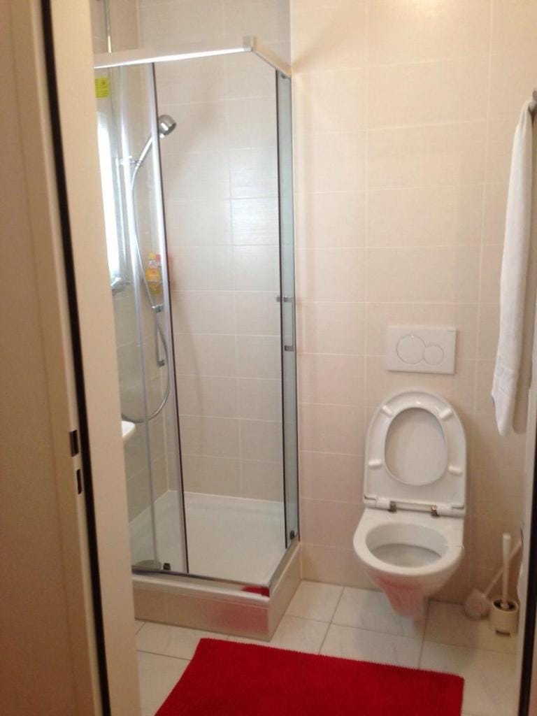 Private room in new apartment, Bouchet It takes ten minutes to go to the airport by bus Bed and Breakfast in Geneva