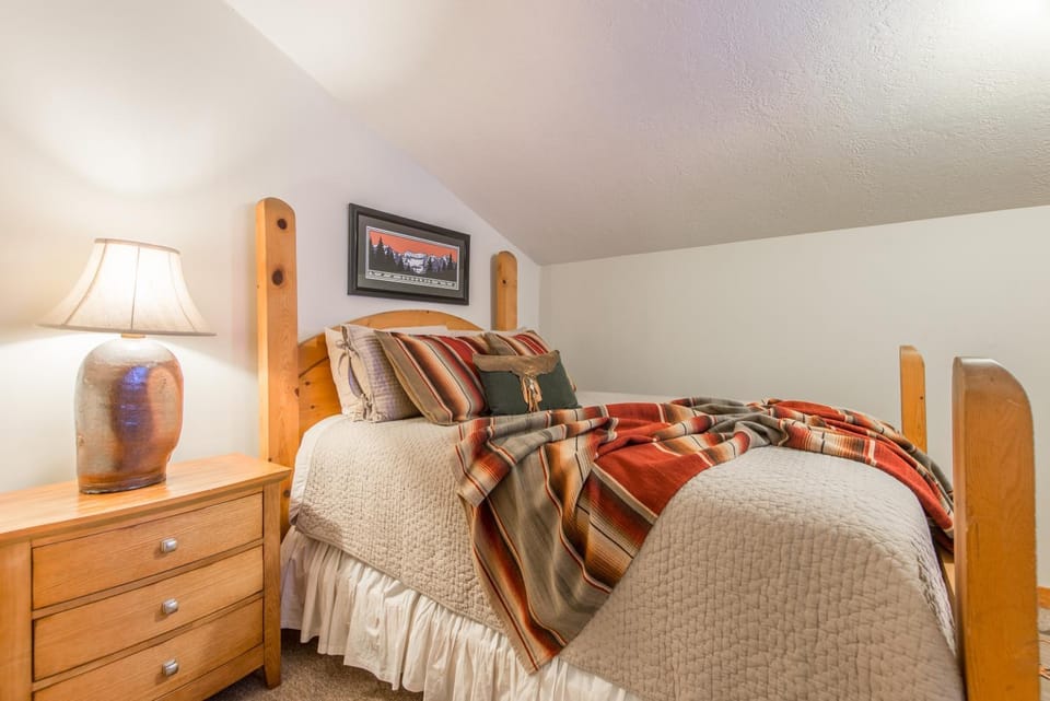 On the Stream, Short Walk to Resort, Hot Tub, Wood Fireplace House in Sundance