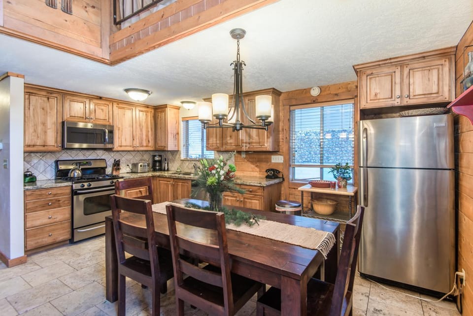 On the Stream, Short Walk to Resort, Hot Tub, Wood Fireplace House in Sundance