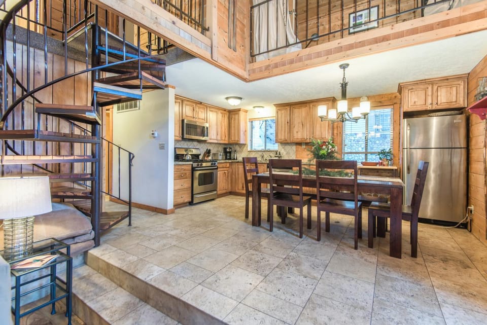 On the Stream, Short Walk to Resort, Hot Tub, Wood Fireplace House in Sundance