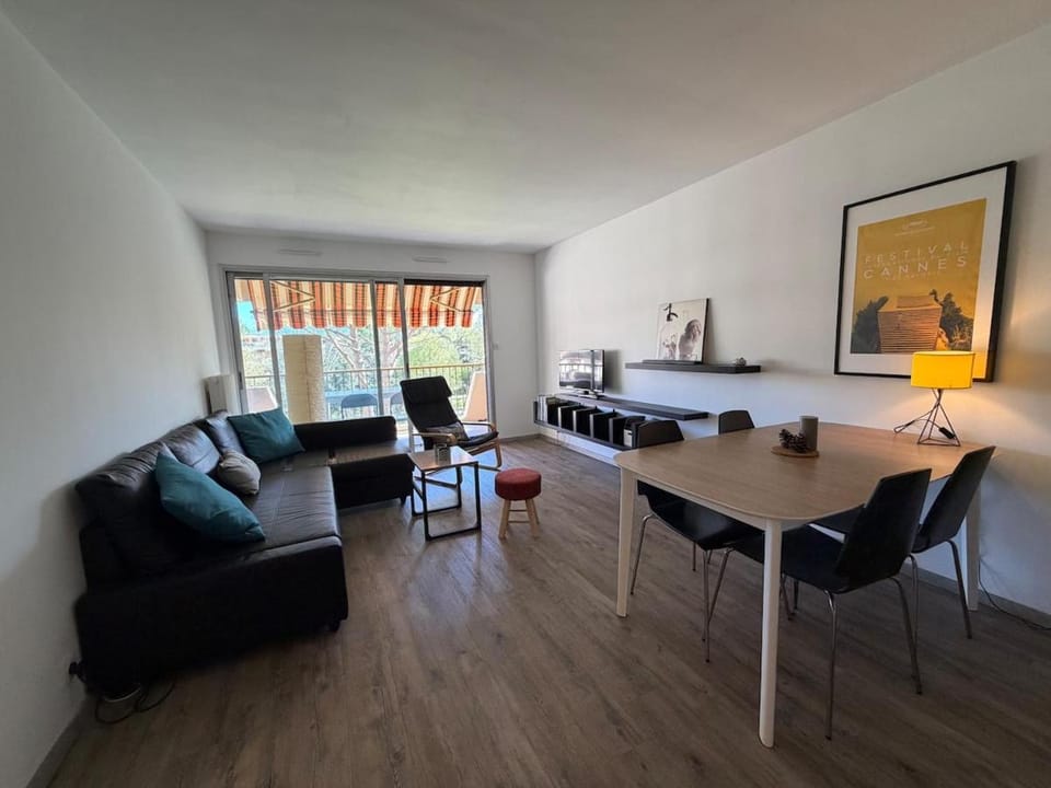 Beautiful 2-bedroom apartment with parking and pool Apartment in Mandelieu-La Napoule