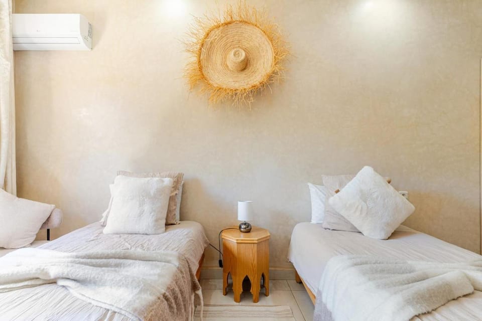 Bed, Photo of the whole room, Bedroom, air conditioner