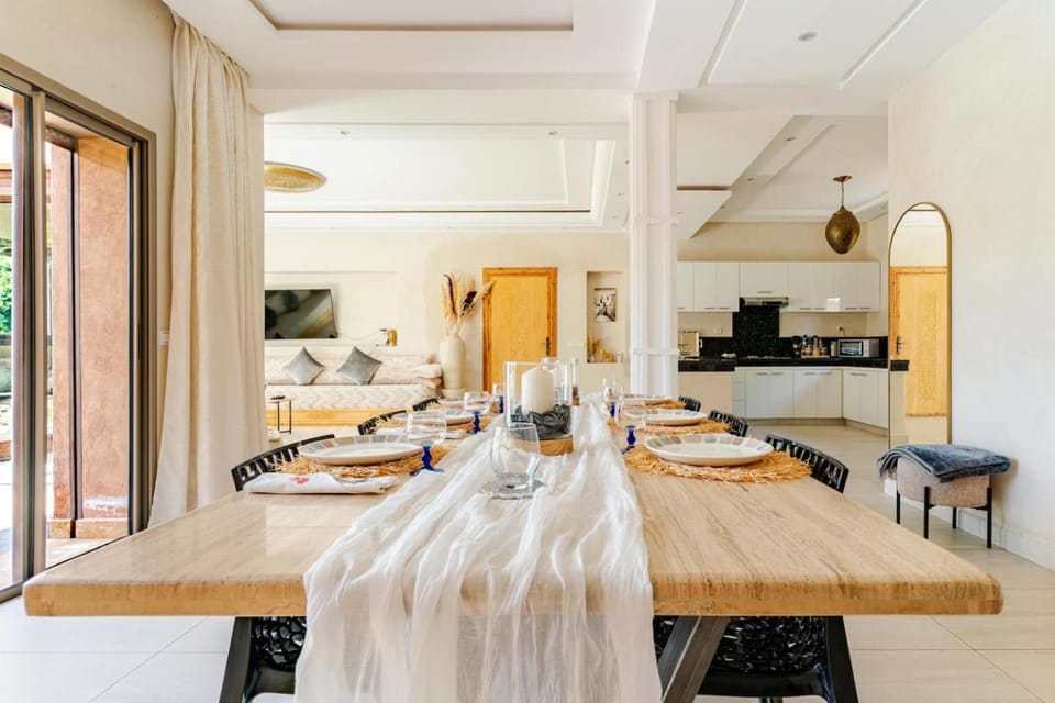 Kitchen or kitchenette, Living room, Dining area