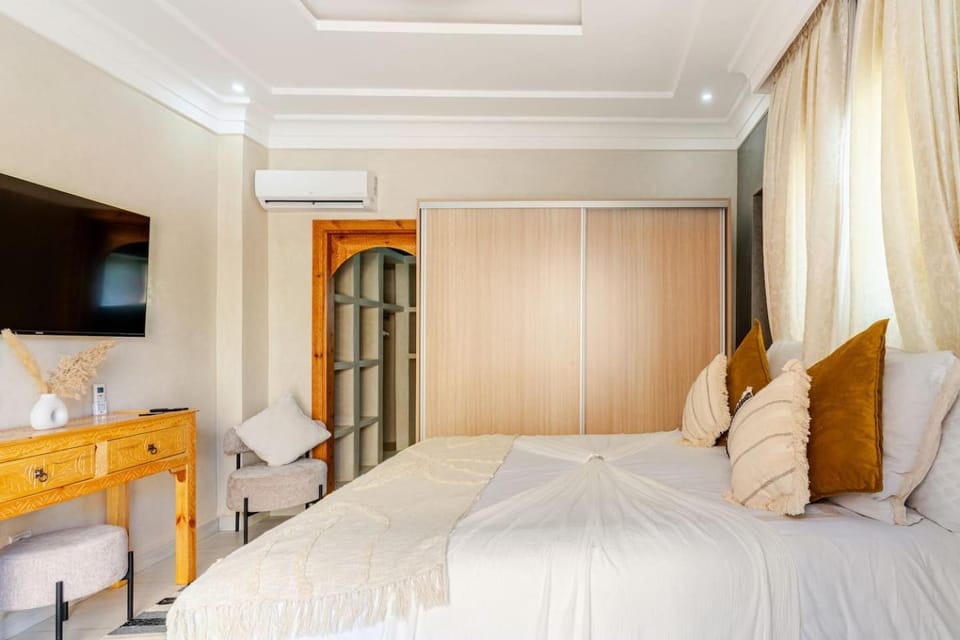 Bed, TV and multimedia, Photo of the whole room, Bedroom, wardrobe, air conditioner
