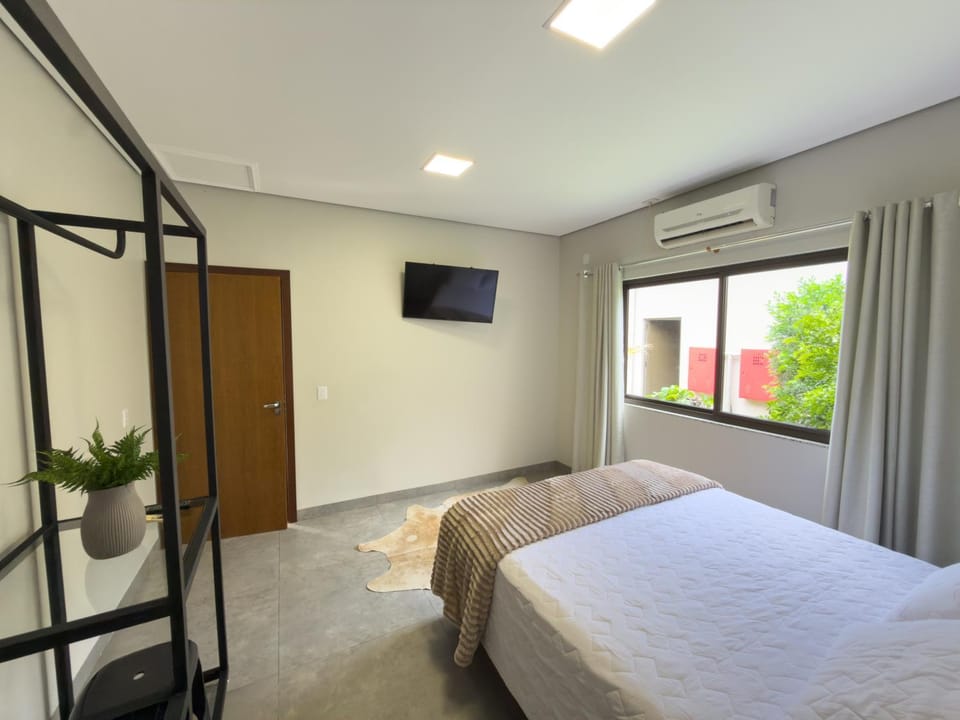Bed, TV and multimedia, Photo of the whole room, Bedroom