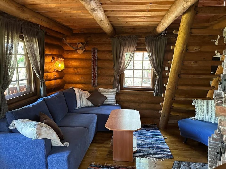 Mõnus palkmaja Muhu mändide all House in Estonia
