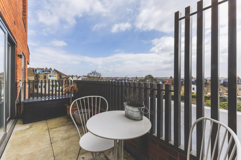 Stylish Wimbledon Flat with Balcony Apartment in London