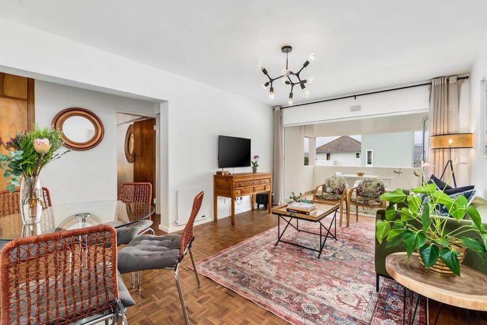 Green Point Classy 2 Bedroom plus Parking Apartment in Sea Point