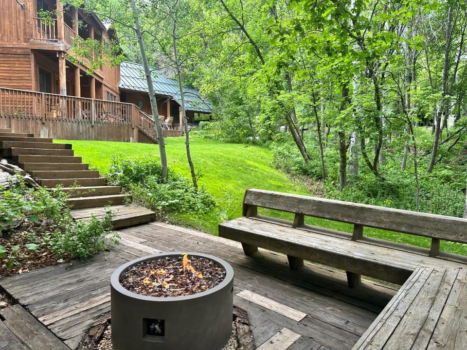 Fox Hollow - hot tub, back lawn, wood fireplace House in Sundance
