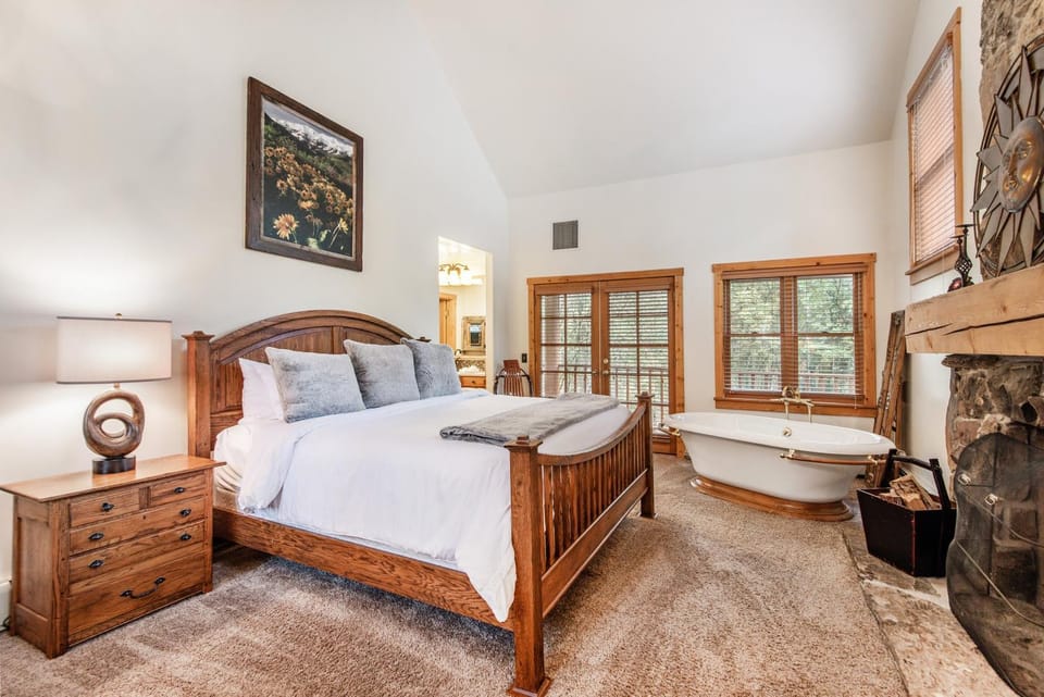 Fox Hollow - hot tub, back lawn, wood fireplace House in Sundance