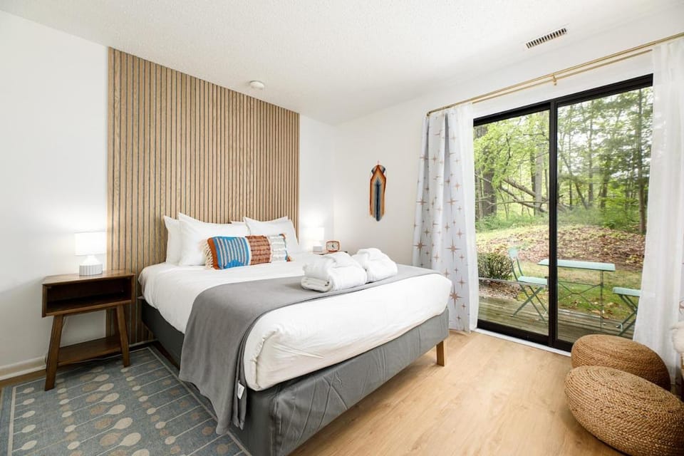 Bed, Bedroom, Garden view