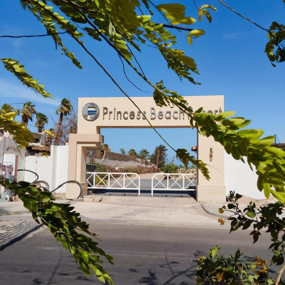 Stylish 1BR Chalet Private Beach & Pools Princess Resort Apartment in Hurghada