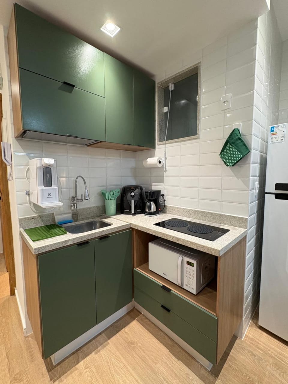 Coffee/tea facilities, Kitchen or kitchenette, stove
