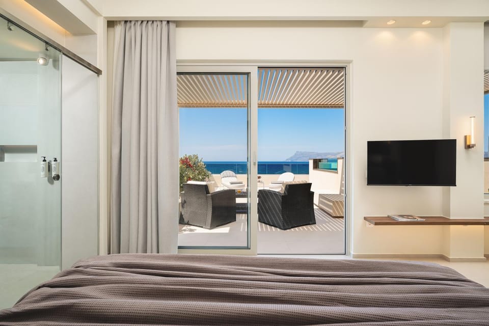 Bed, TV and multimedia, Sea view