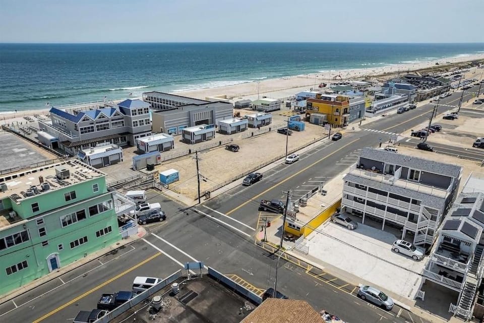 Coastal Retreat 3Bedroom 2 bathroom Beach Condo Steps to Boardwalk Parking Beach badges Apartment in Seaside Park
