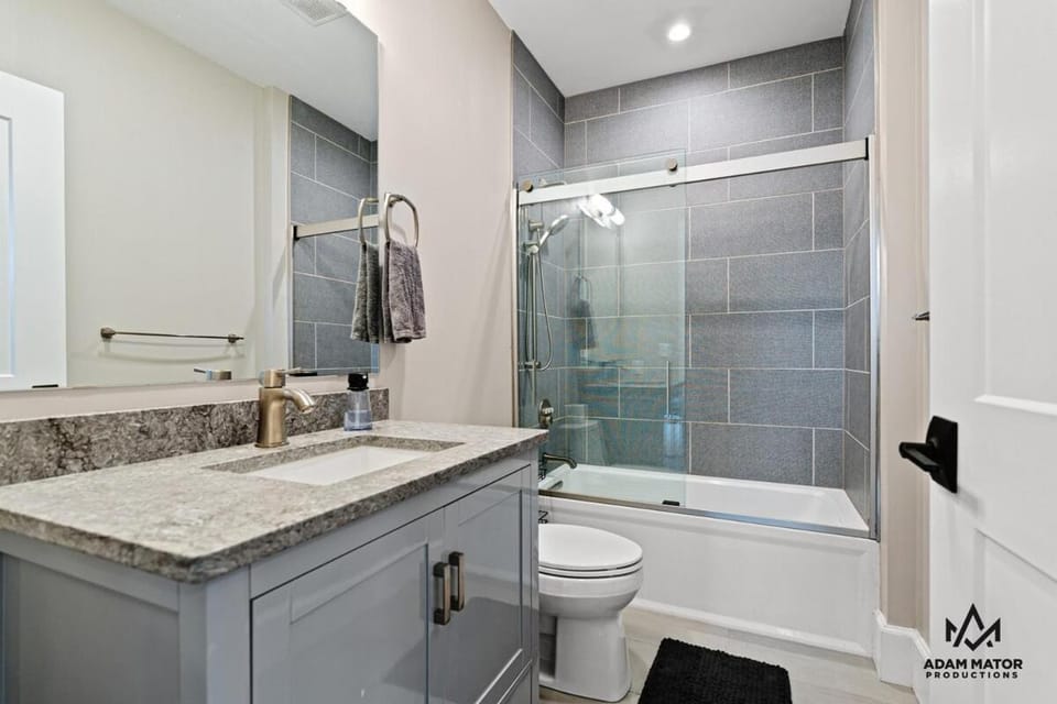 Downtown Luxury Condo Walk to Stadium Apartment in Pittsburgh