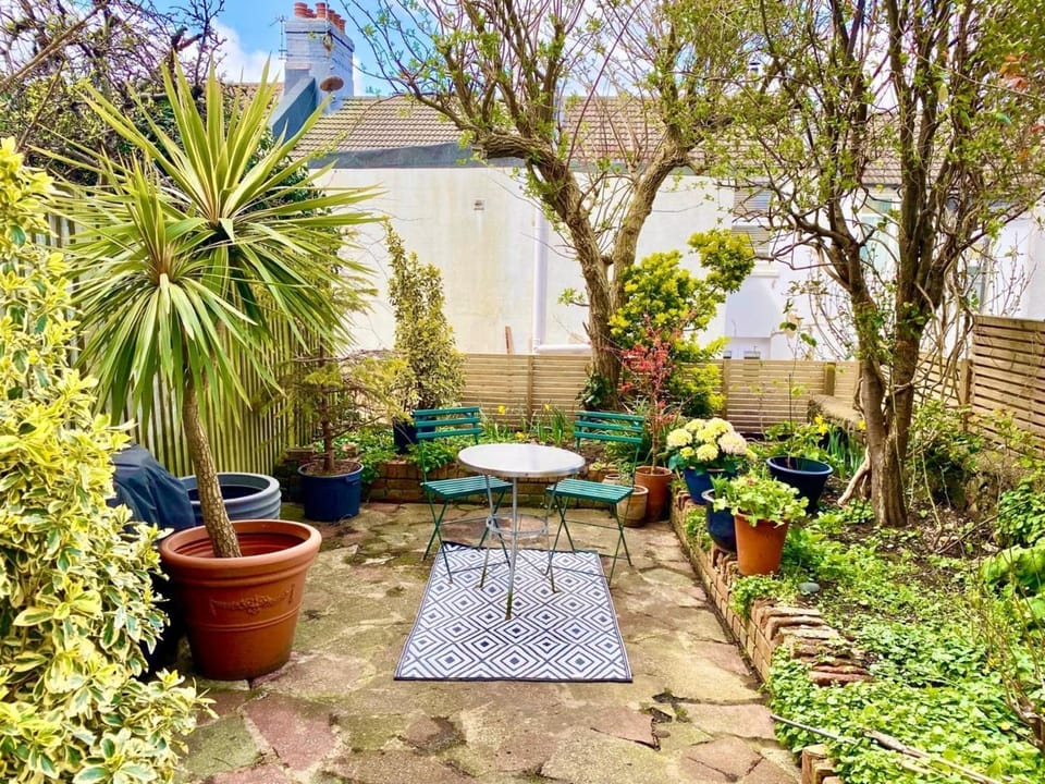 Artistic 1BDR townhome in central Brighton Apartment in Brighton