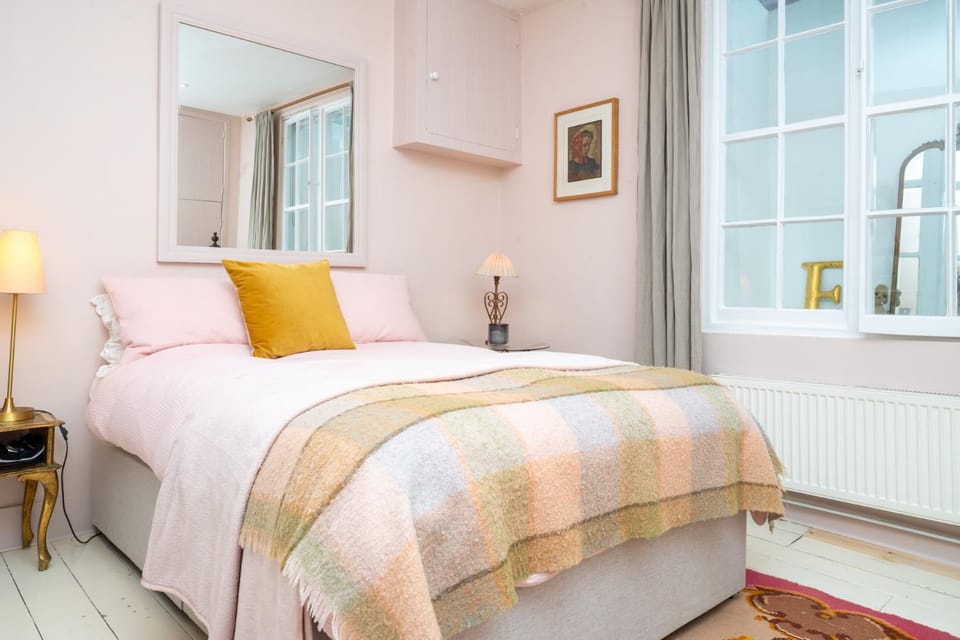 Artistic 1BDR townhome in central Brighton Apartment in Brighton