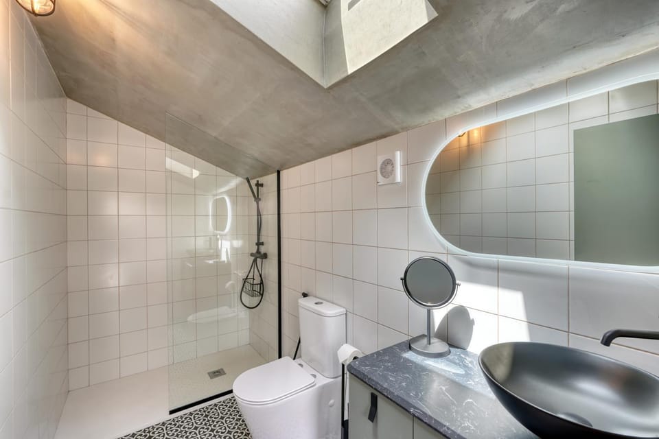 Shower, Toilet, Bathroom, towels