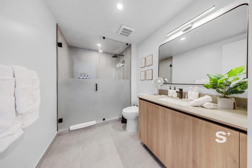 Luxe & Chic 1-BR - Private Balcony & Sea View House in Miami