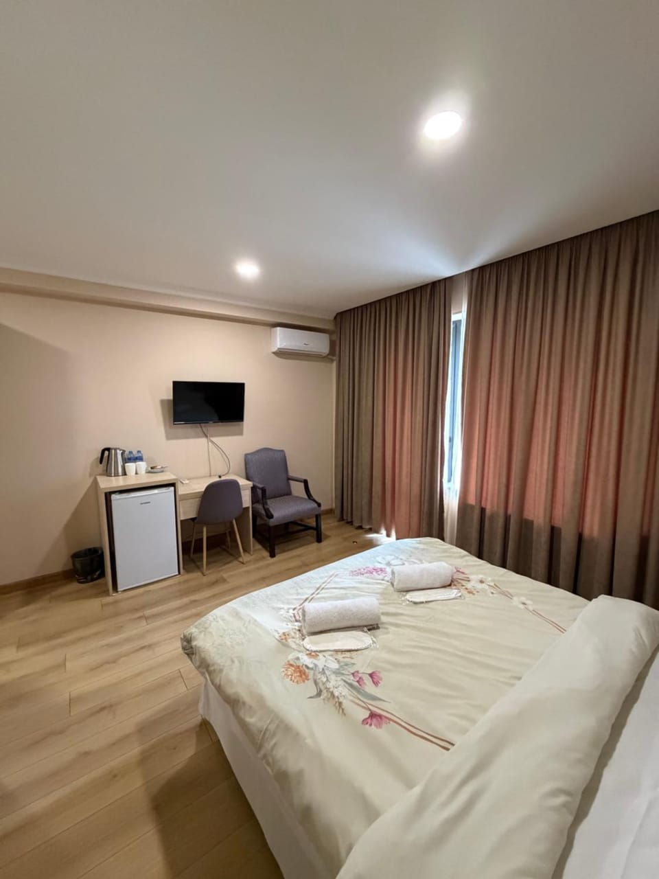 Bed, TV and multimedia, Photo of the whole room, Seating area, Bedroom, towels, air conditioner