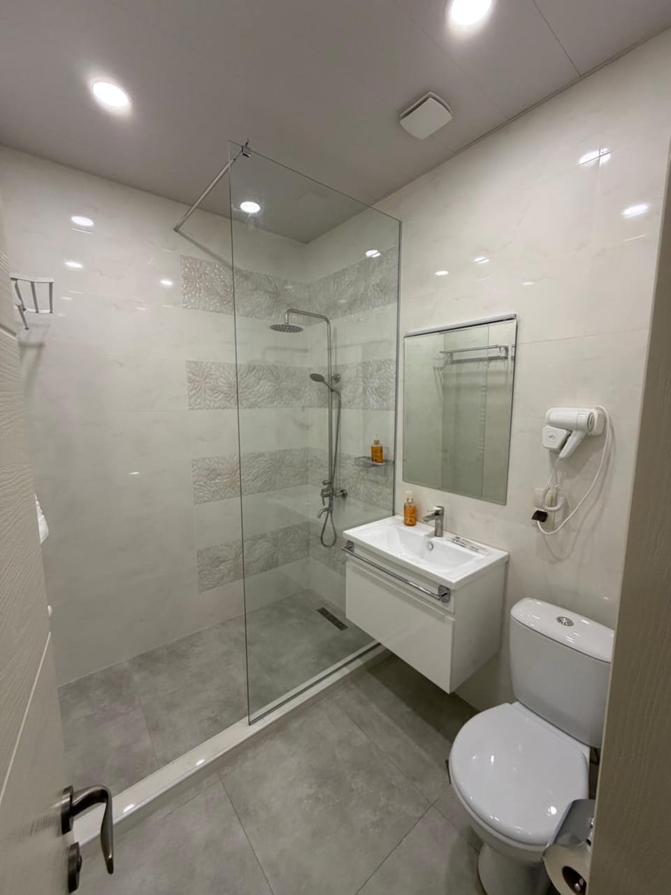 Shower, Toilet, Bathroom, towels