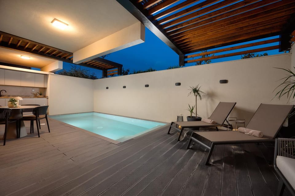 Seating area, Dining area, Swimming pool, sunbed