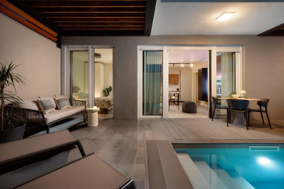 Seating area, Dining area, Pool view, Swimming pool, sunbed