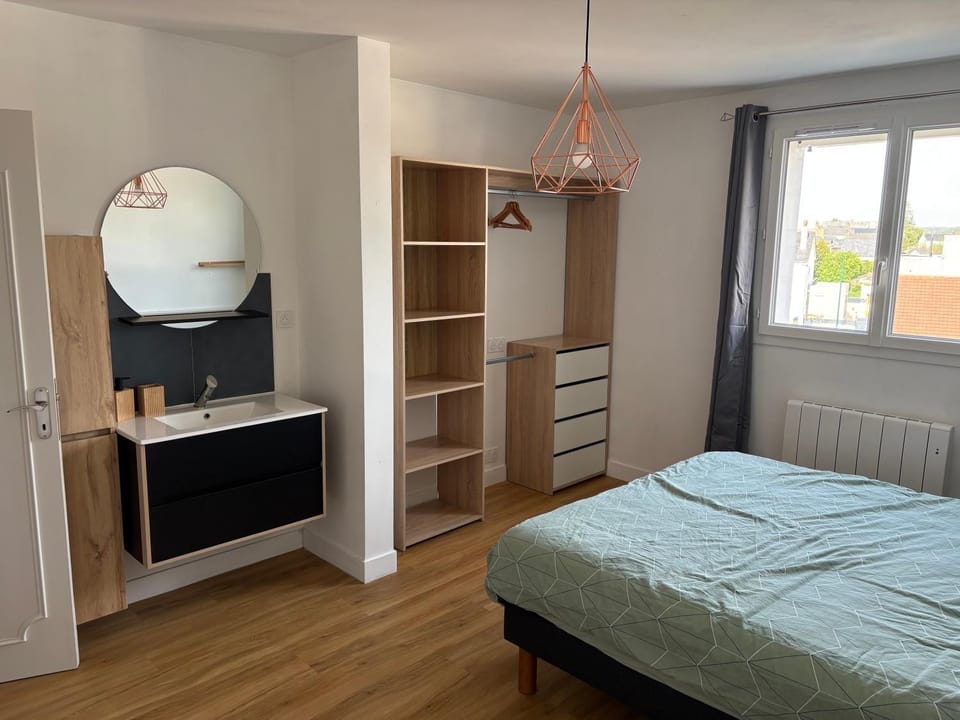 Photo of the whole room, Bedroom, wardrobe