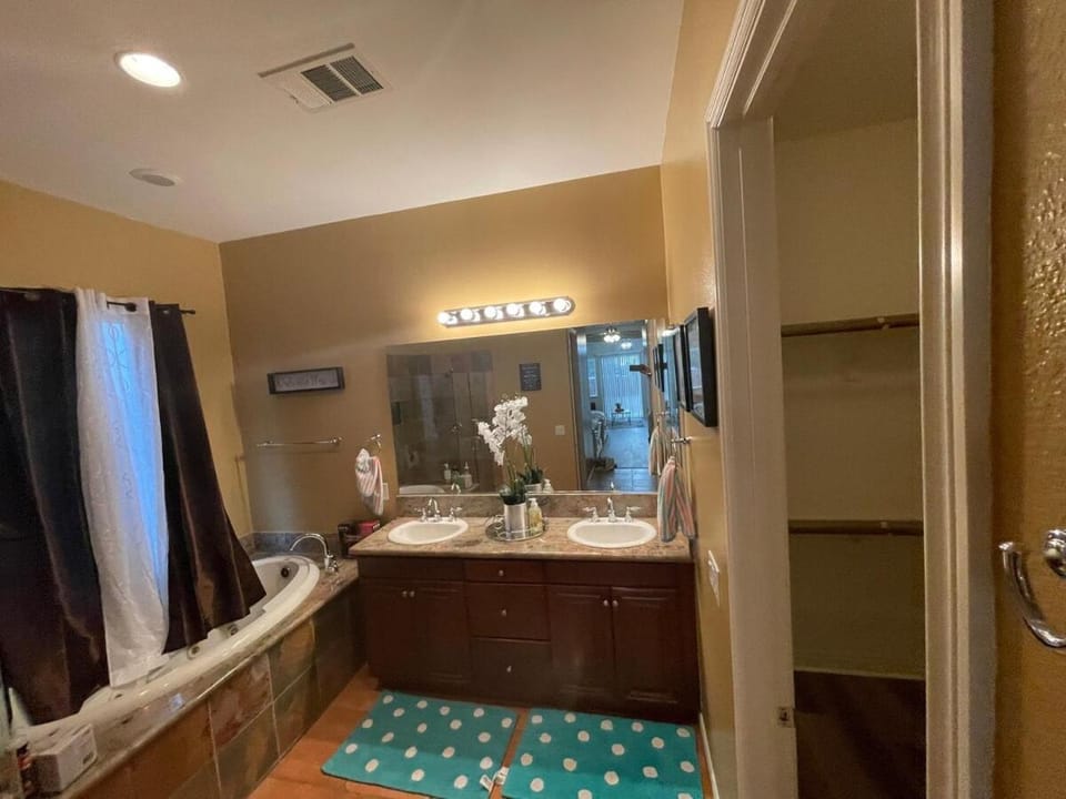 Luxury and unique 3300 sq ft home Quiet neighborhood Villa in Apple Valley