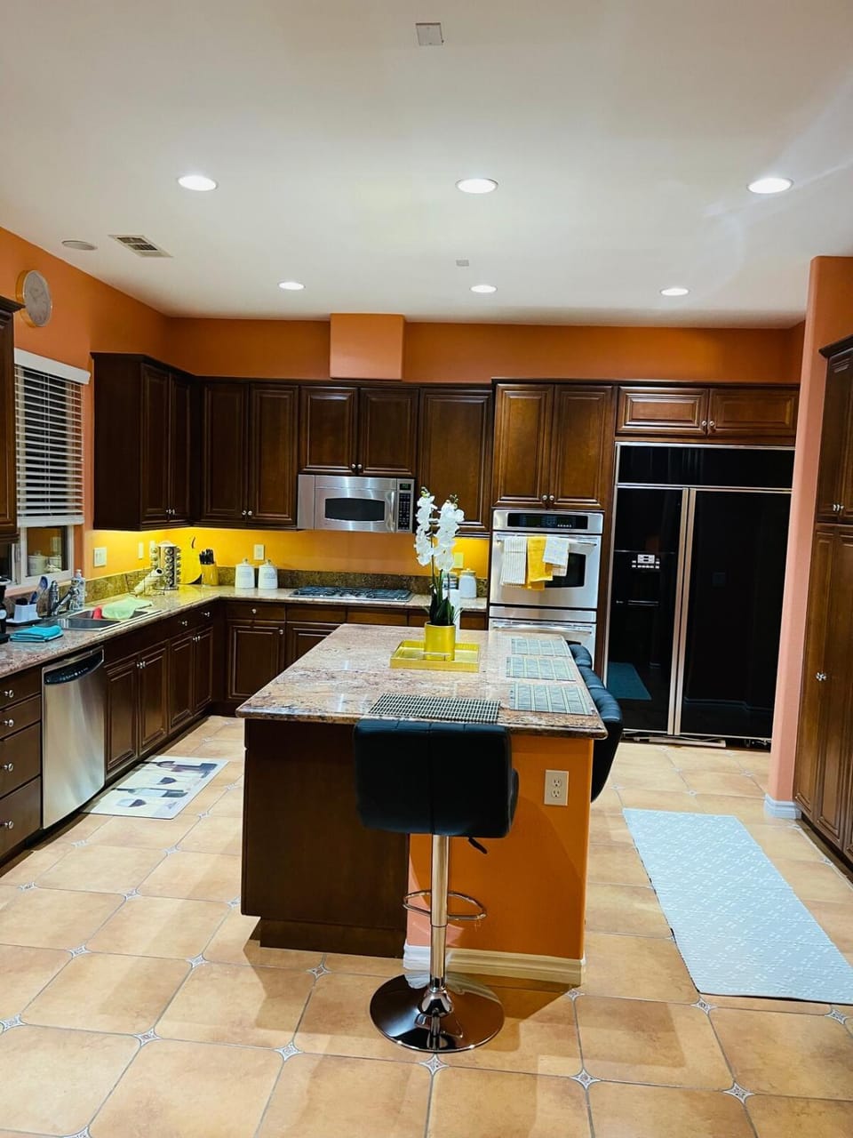 Luxury and unique 3300 sq ft home Quiet neighborhood Villa in Apple Valley