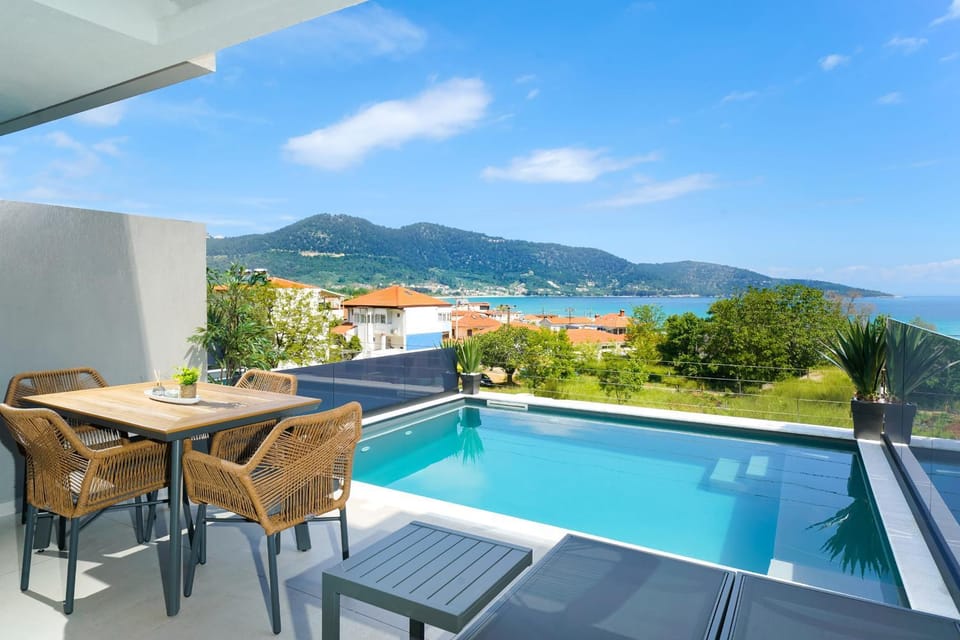 Day, Natural landscape, Balcony/Terrace, Dining area, Mountain view, Swimming pool, sunbed