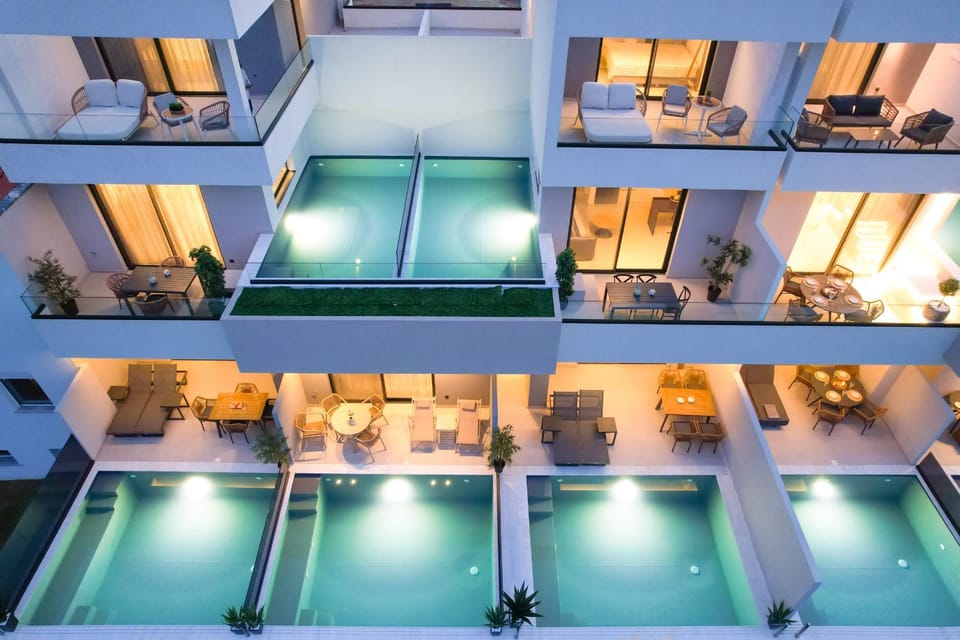 Swimming pool, sunbed