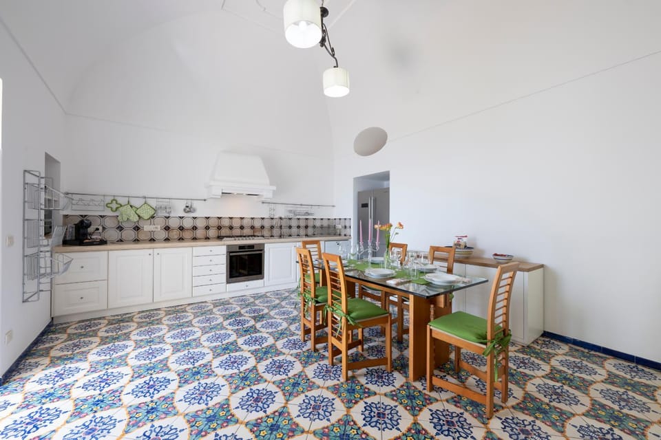 Kitchen or kitchenette, Dining area, oven, stove