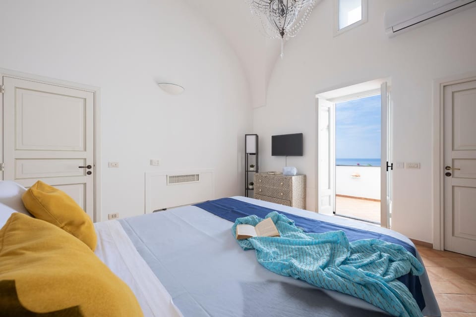 Bed, TV and multimedia, Photo of the whole room, Bedroom, towels, wardrobe