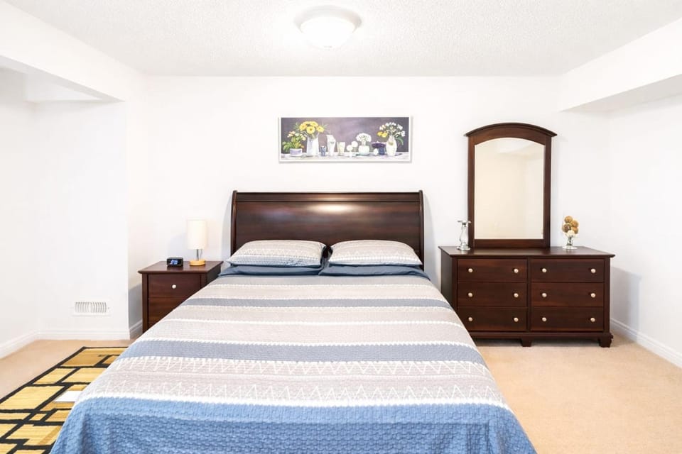 Cozy Guest Suite with Private Bathroom & Entrance Apartment in Milton