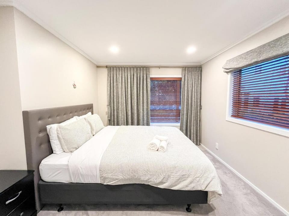 Coastal Retreat 4B3B w Sea Views Castor Bay NS Villa in Auckland