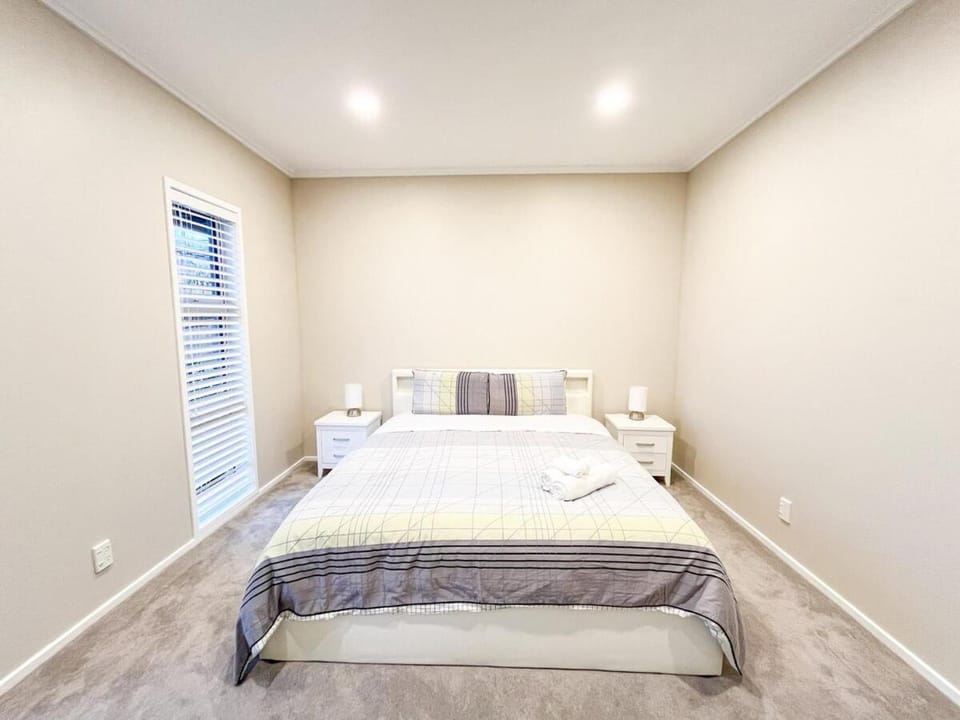 Coastal Retreat 4B3B w Sea Views Castor Bay NS Villa in Auckland