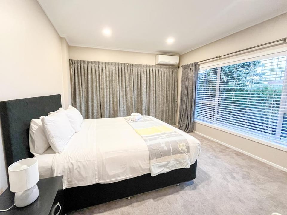 Coastal Retreat 4B3B w Sea Views Castor Bay NS Villa in Auckland