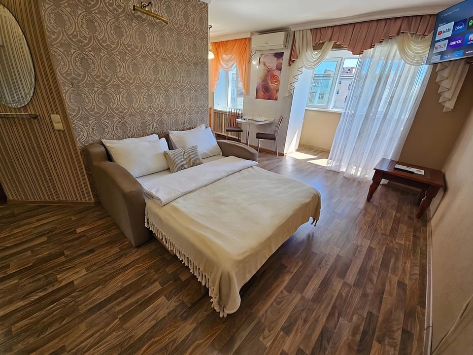 Bed, TV and multimedia, Living room, Photo of the whole room, Seating area, Bedroom, heating, heating, internet, internet, internet, towels, air conditioner, air conditioner