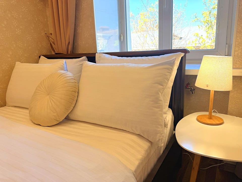 Bed, Living room, Photo of the whole room, Seating area, Bedroom