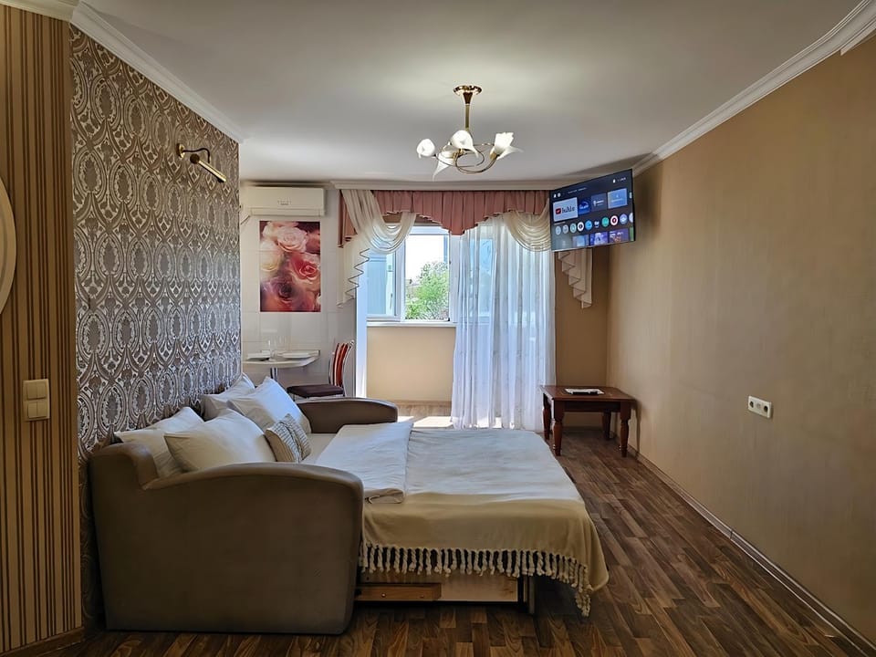 Bed, TV and multimedia, Living room, Photo of the whole room, Seating area, Bedroom, internet, internet, internet